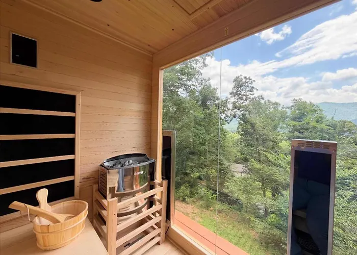 5 Miles To Asheville, Hot Tub, Epic Mountain Views, Fire Pit, Pool Table, 2 Living Rooms, Universal Tesla Ev Connector
