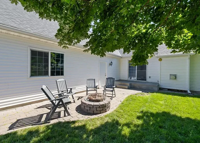Family Home With Pool Table - Fall Weekly Savings