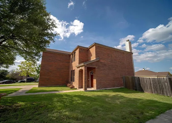 Hill Country Beauty In Red Beautiful Large Home! Very Spacious!