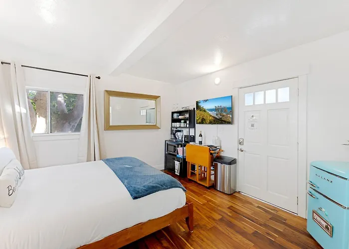 Garden Guest Suite | King Bed + Kitchenette