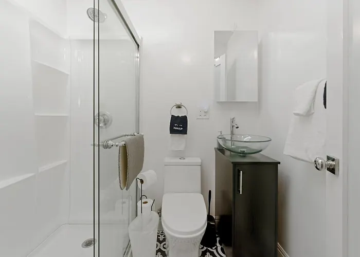 Garden Guest Suite | King Bed + Kitchenette