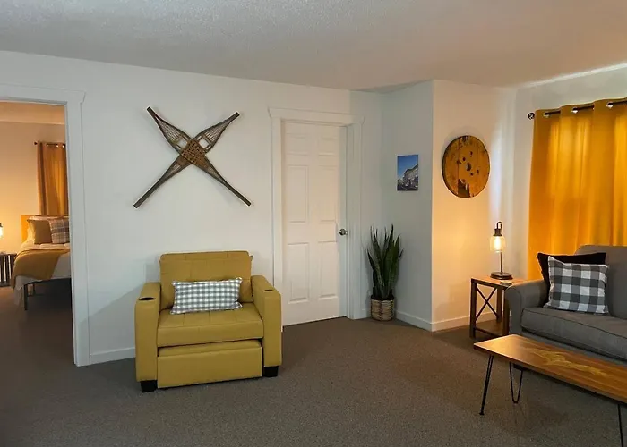 Downtown Yellow Room At Villages On Aurora