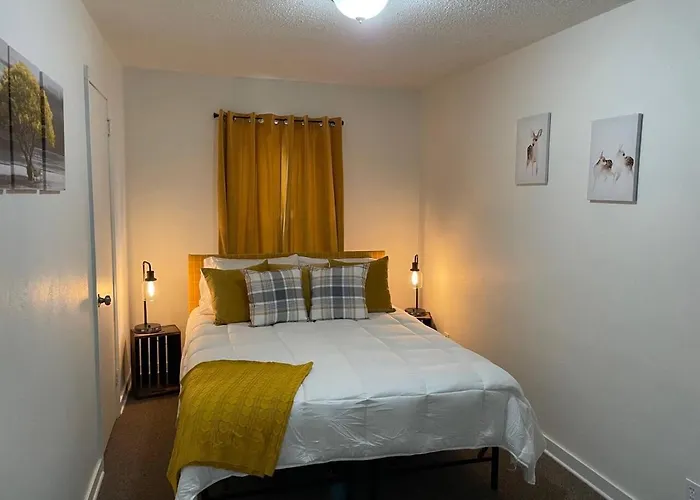 Downtown Yellow Room At Villages On Aurora