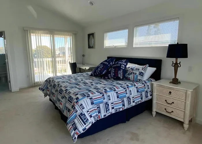 Lagoon Front Loveladies Dock Decks Beach Badges Bikes Ping Pong Table Foosball Wifigorgeous Reverse-Living Loveladies Contemporary On A