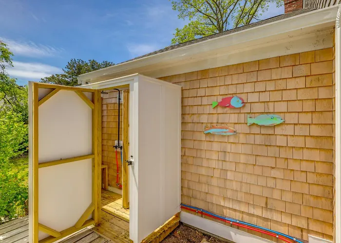 Classic Cape Cod Escape: Beaches And Backyard Bbqs