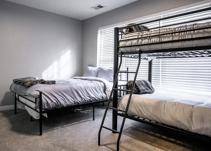 Nd Luxury Townhome 8 Min To Nd Stadium!