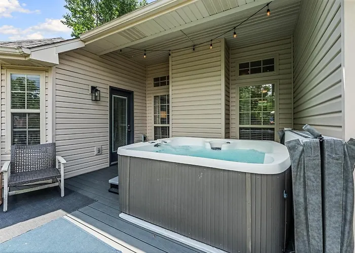 Coler Lounge: Bike In, Bike Out W/Hot Tub