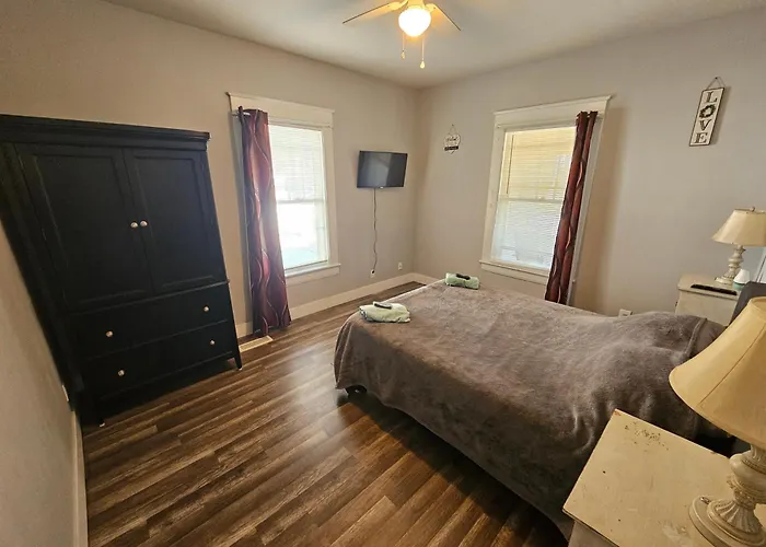 Next To Downtown Greensboro Bungalow Rooms
