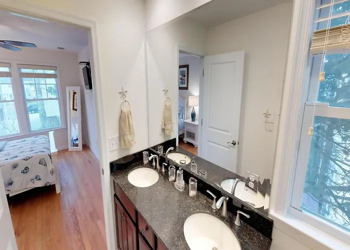 Single Family Ship Bottom Wifi Beach Badges Decks Air Conditioning Granite Countertops Recently Renovate Single Family House In Ship Bottom