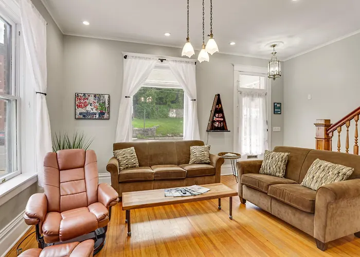 Walk Downtown: Inviting Historic Home In Dubuque!