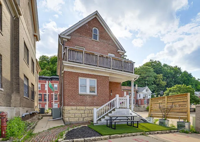 Walk Downtown: Inviting Historic Home In Dubuque!