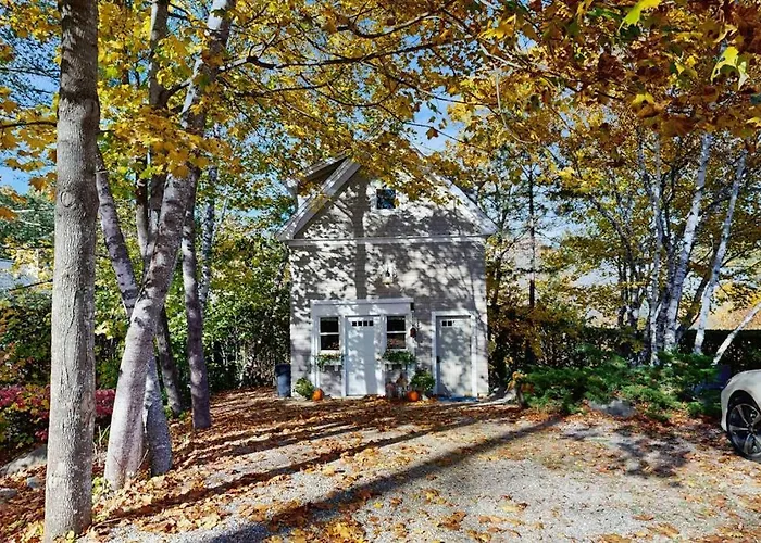 Charming Coastal Cottage With Firepit And Easy Beach Access
