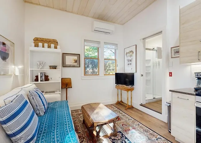 Charming Coastal Cottage With Firepit And Easy Beach Access