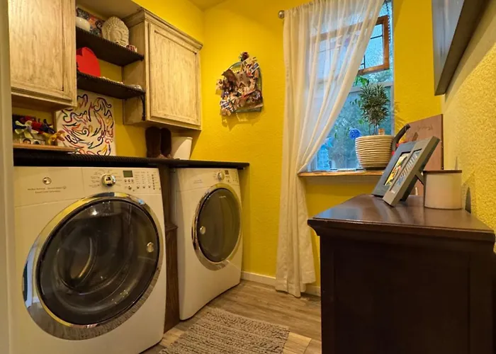 Quaint & Vivacious Room-Queen
