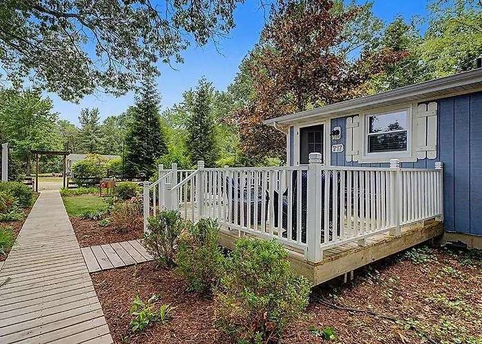 Maple Ridge Blue Cottage-Hot Tub
