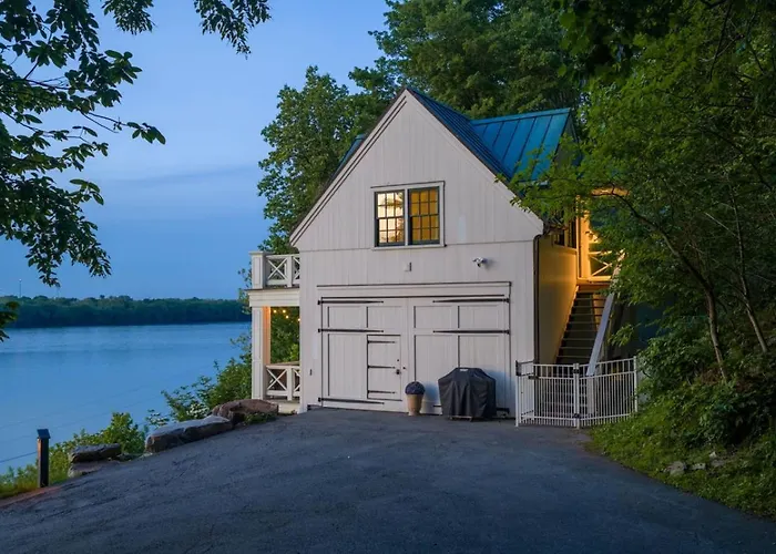 The Boat House- Water Views, Sunsets, Soaker Jacuzzi