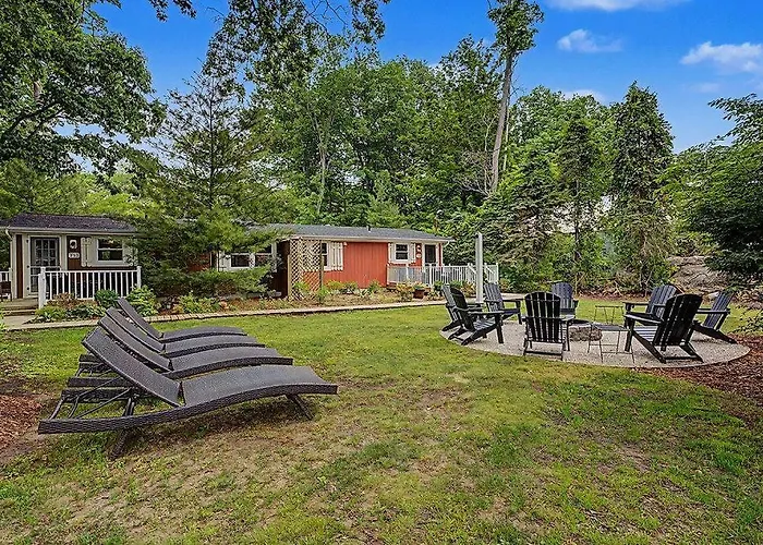 Maple Ridge Red Cottage Hot Tub