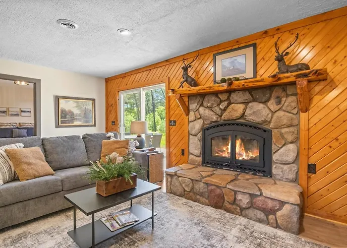 Tall Pines Lodge Great Location Sleeps 9