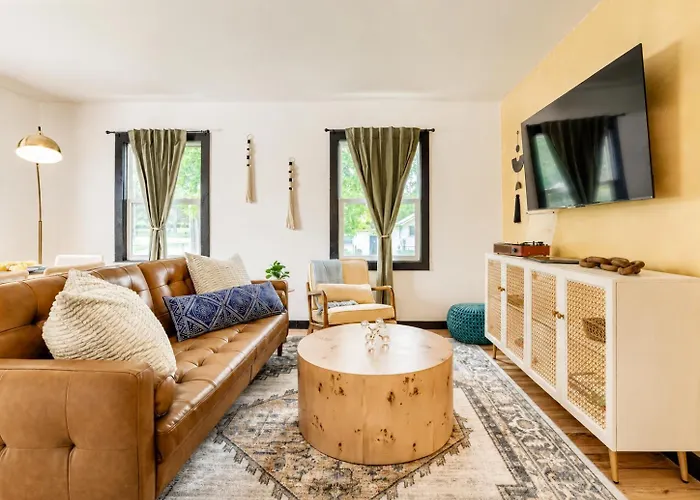 5Bd Retreat Near Unl And Dt With Backyard And Firepit