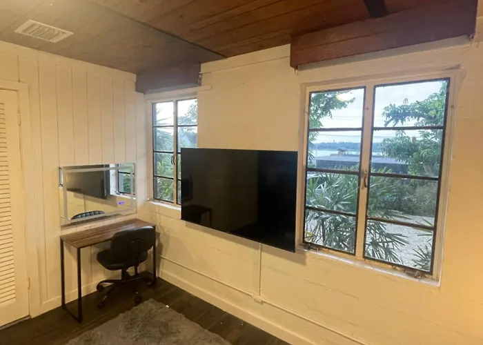 Hotel-Style Private Suite-Lake View-Gardens