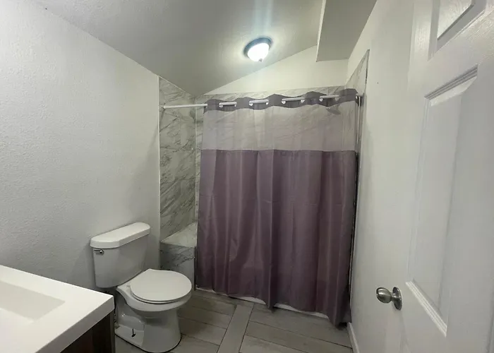 Hotel-Style Private Suite-Lake View-Gardens