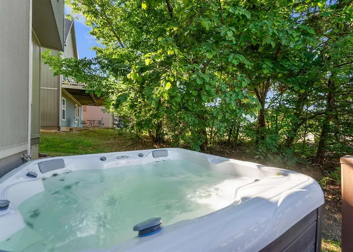 Hickory Hideaway With Communal Pool Access