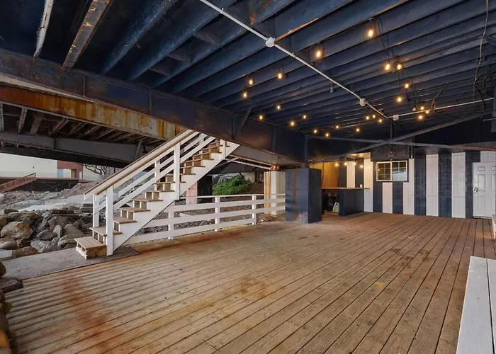 Malibu Beachfront Home With Rock Spa Ocean Views & Huge Deck