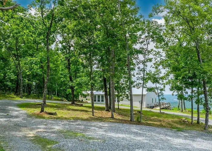 Spectacular Cabin With Home Theater And Fire Pit In Fort Payne, Alabama