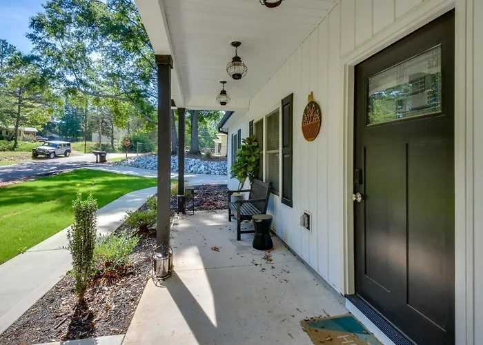 1 Mi To Lake Hartwell: Updated Retreat W/ Patio!