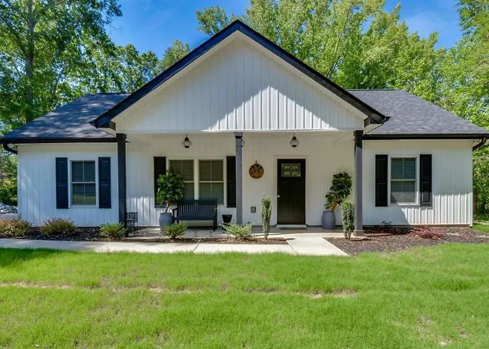 1 Mi To Lake Hartwell: Updated Retreat W/ Patio!