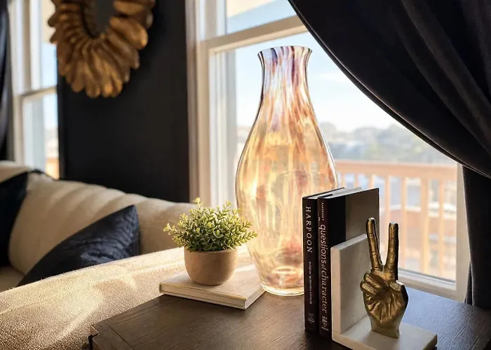 Cozy 4-Bedroom Apartment In Evanston
