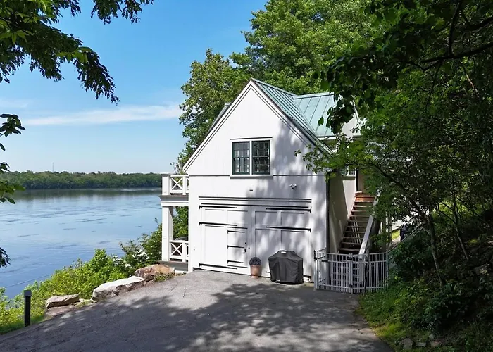 The Boat House- Water Views, Sunsets, Soaker Jacuzzi