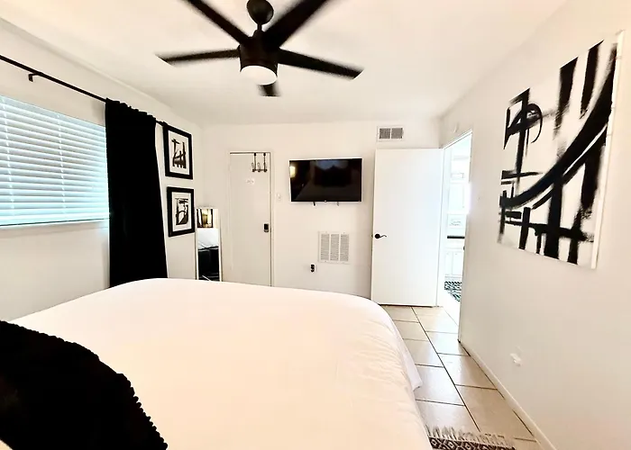 Pristine Full Sized Montrose Apartment Half Block To Menil Museum