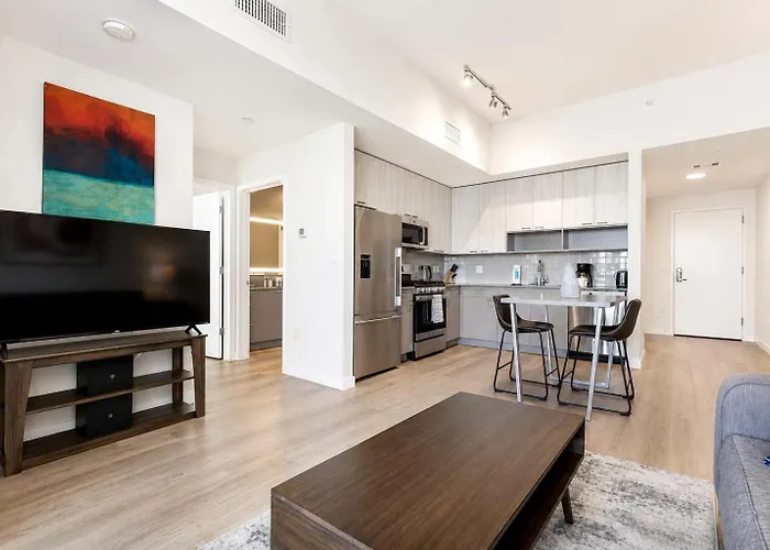 Spacious Harbor Apt With Balcony