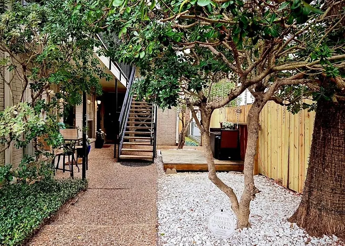 Pristine Full Sized Montrose Apartment Half Block To Menil Museum