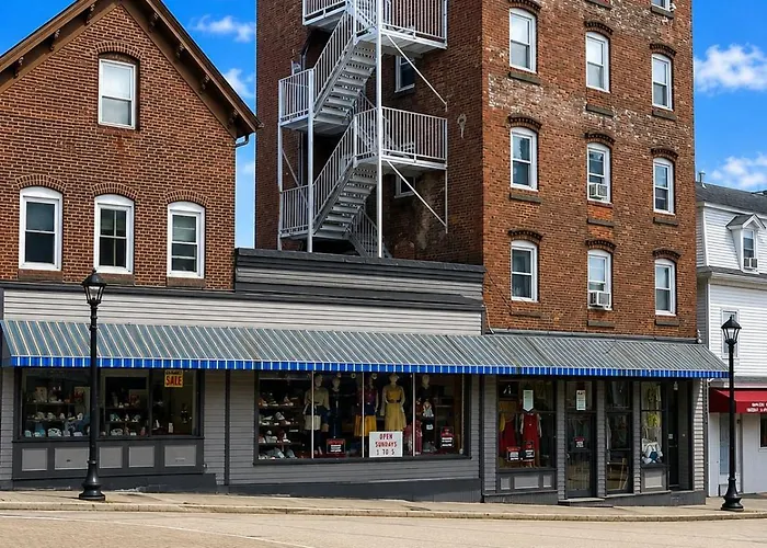 Fall River Stay Stylish 2Br Urban Haven Suite