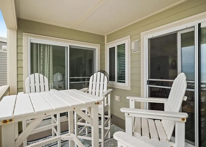 Beach Retreat By Oak Island Accommodations
