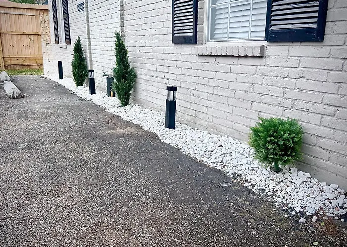 Pristine Full Sized Montrose Apartment Half Block To Menil Museum