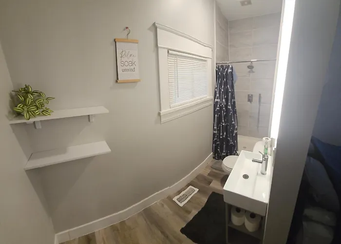 Next To Downtown Greensboro Bungalow Rooms