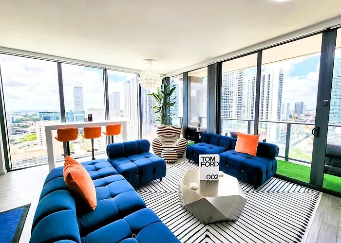 3Br Skyline Luxury With A 100 Inch Tv, Balcony & Prime Miami Location