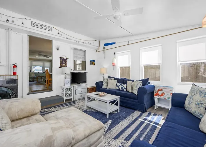 Sunny Cape Cod Cottage Near Lewis Bay