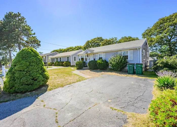 Sunny Cape Cod Cottage Near Lewis Bay