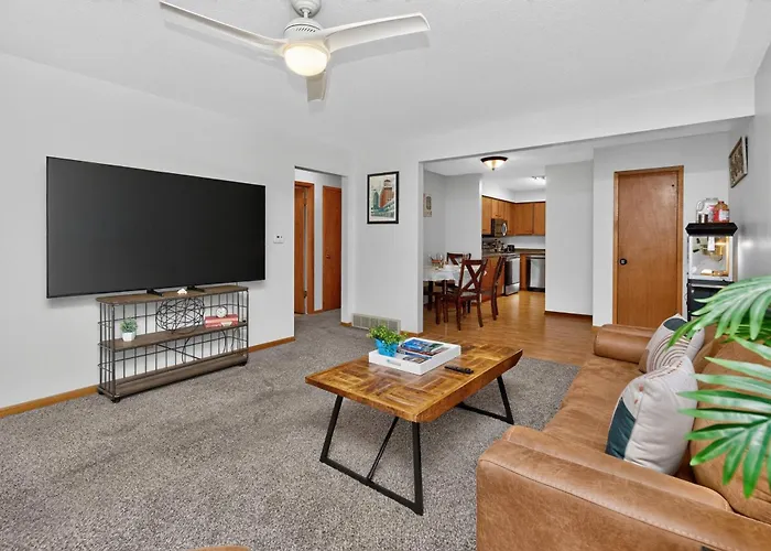 Work & Relax, 3Br Duplex With Workspace And Street Parking