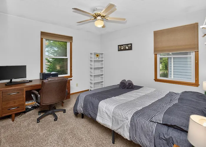 Work & Relax, 3Br Duplex With Workspace And Street Parking