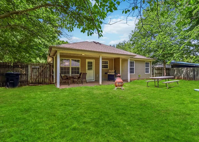 Lakeside Getaway - Next To Beaver Lake