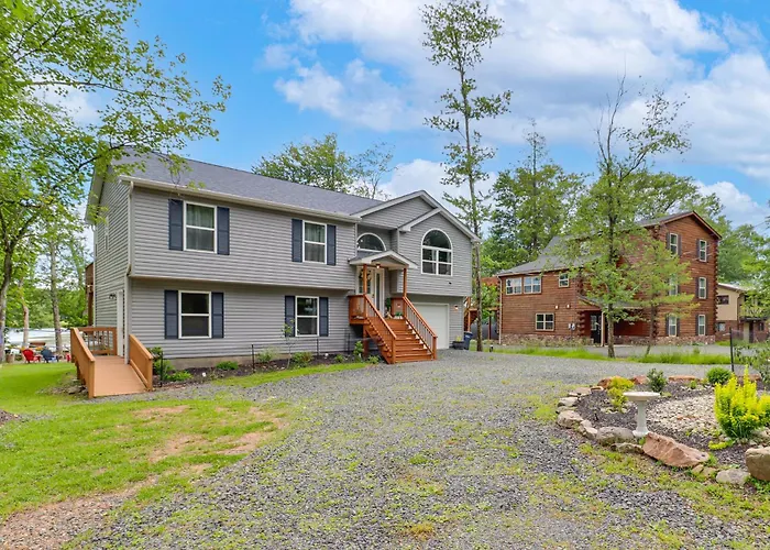 Lakefront Pocono Retreat W/ Hot Tub & Movie Hub