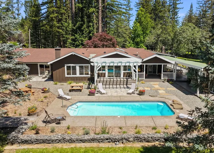 5 Bedroom 4 Ba Shangri-La Redwood Lodge Retreat With Pool - Event Friendly Space