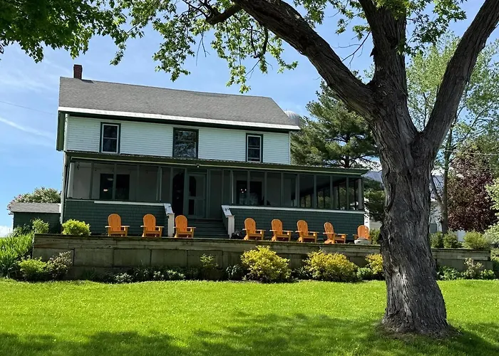 Lakefront Farmhouse For Family Gatherings