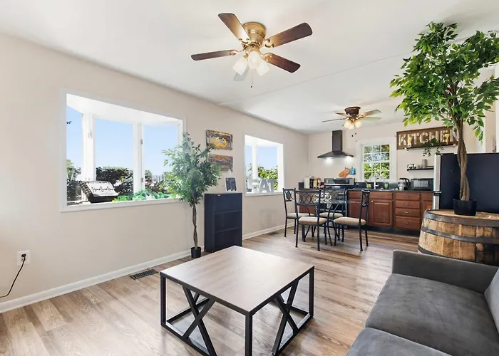 Waterfront Views With King Bed In Solomons Island