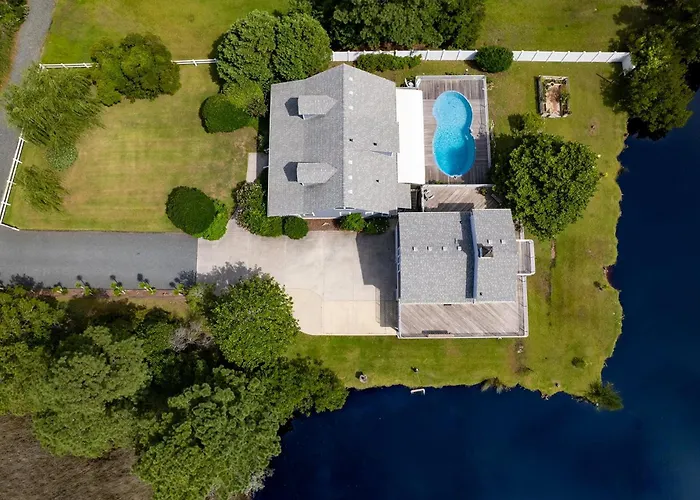 7585 - Roanoke Island Retreat